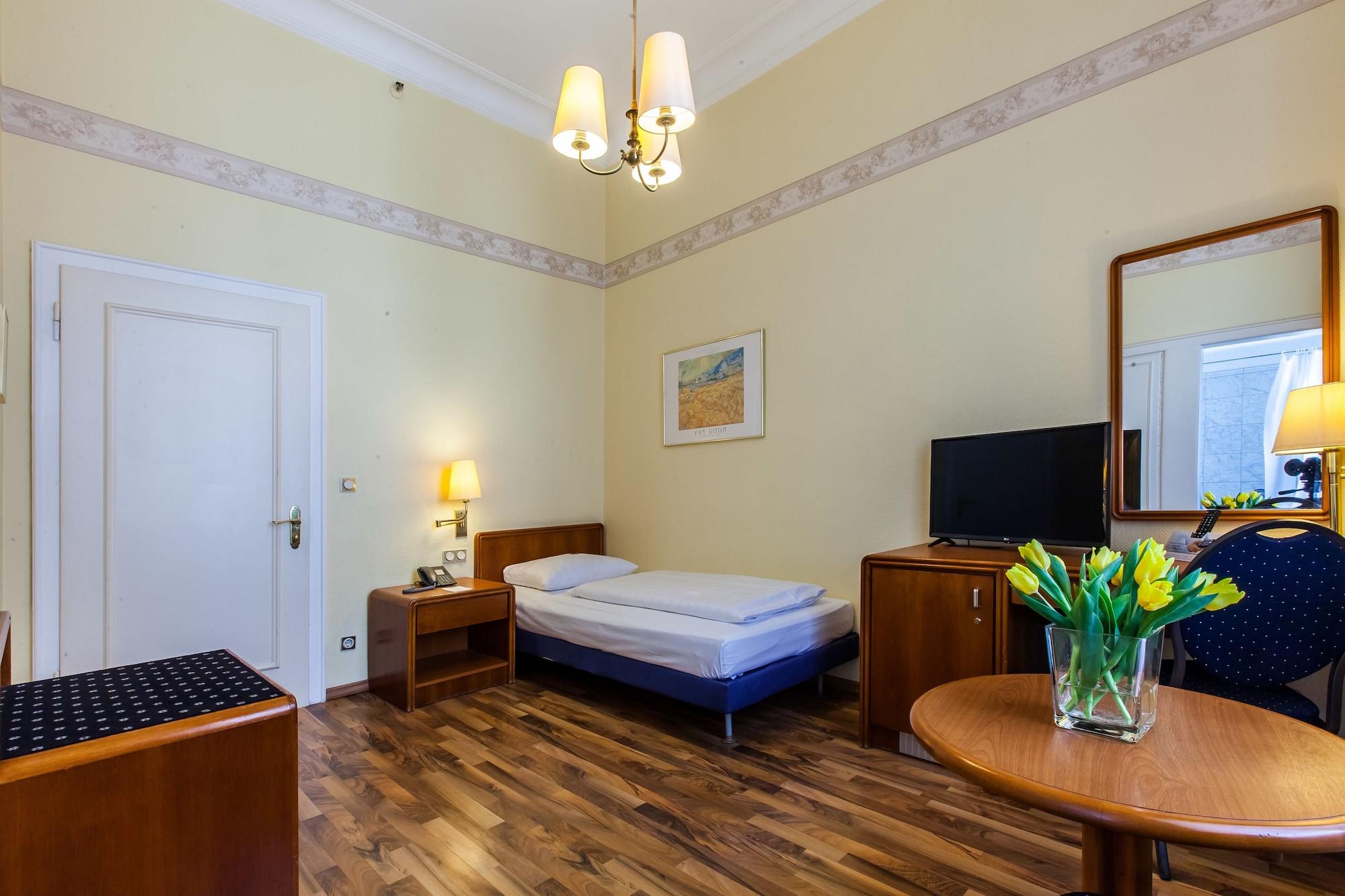 Hotel Monopol - Central Station Frankfurt am Main Eksteriør billede